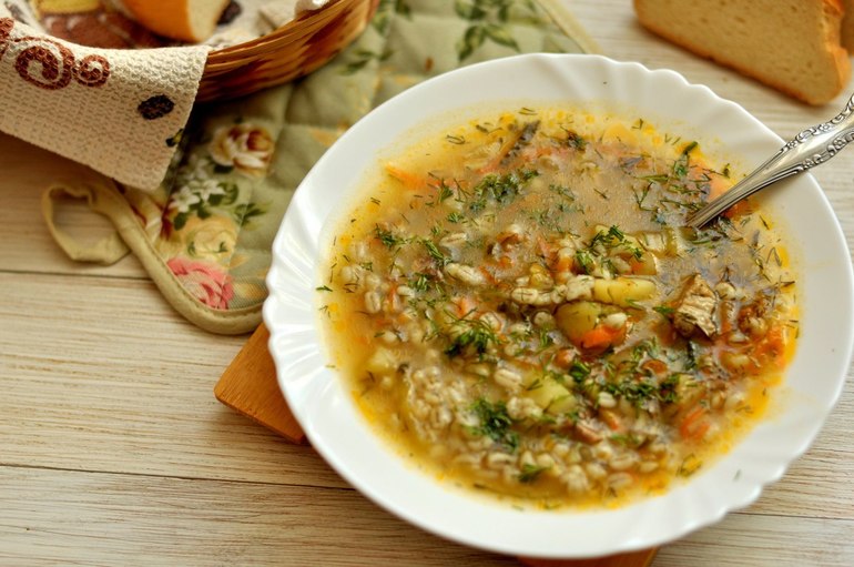 Рассольник с пшеничной крупой и солеными огурцами рецепт