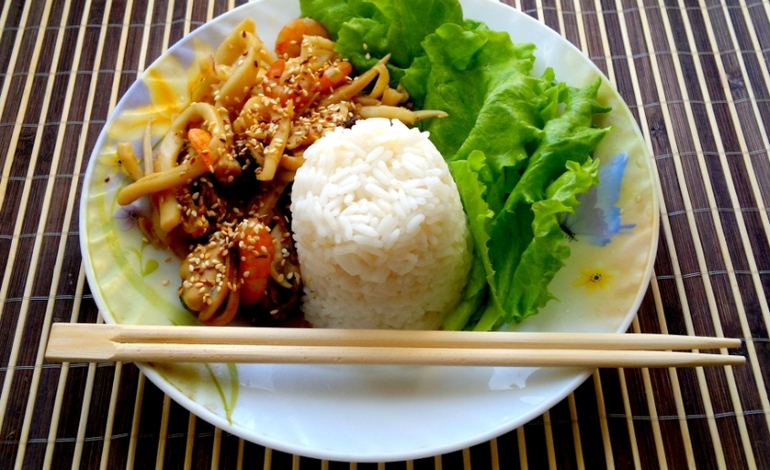 Рис с морепродуктами по-азиатски