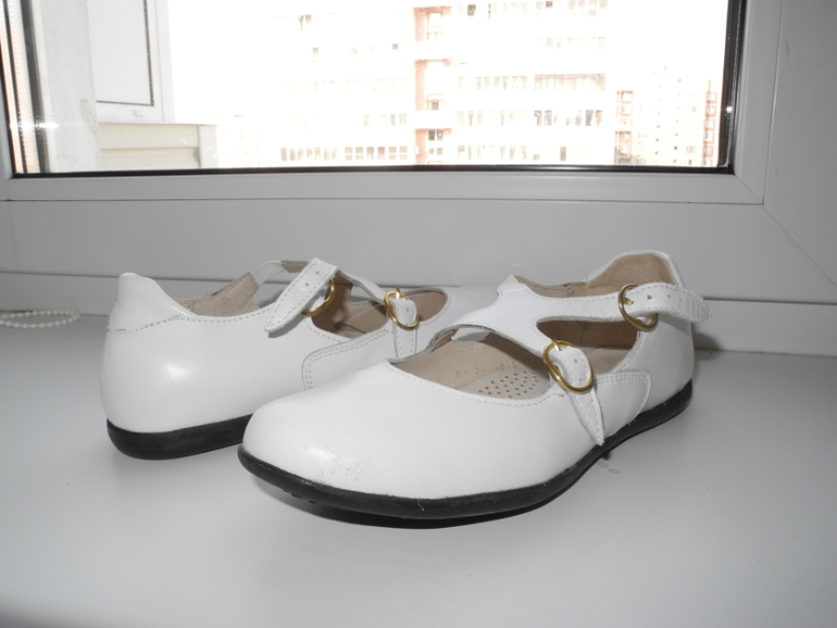 Продам новые туфли для девочки