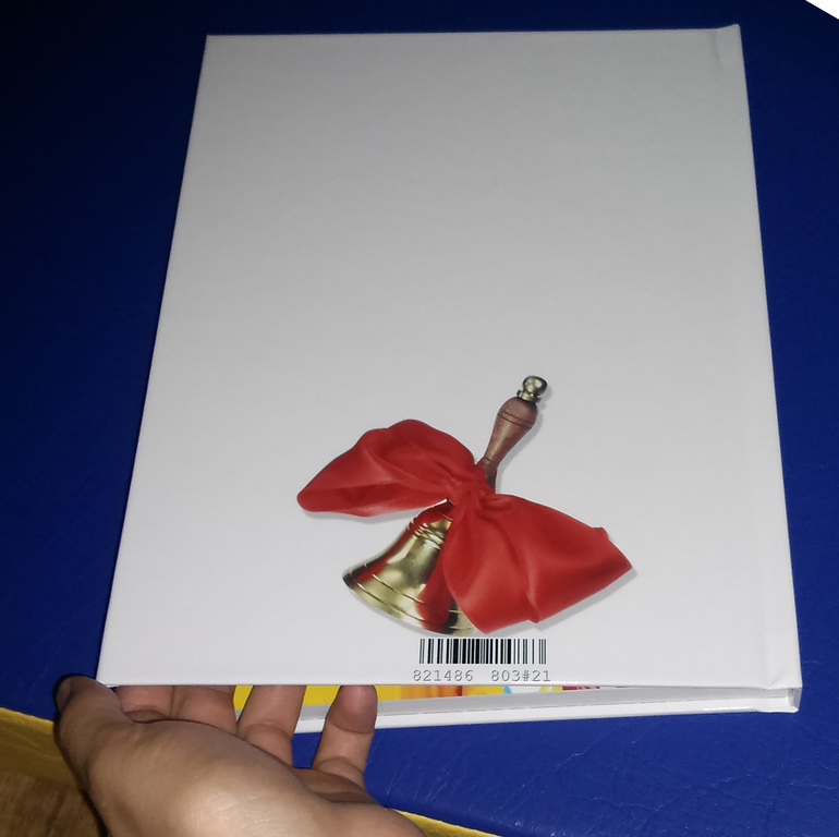 Арт-бук или книга с нашими фотографиями в подарок учителям.