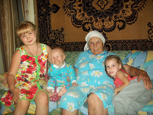 Девочки , пожалуйста проголосуйте за нас , у нас там 2 фотки одна я с дочками Софья в животе , а дру