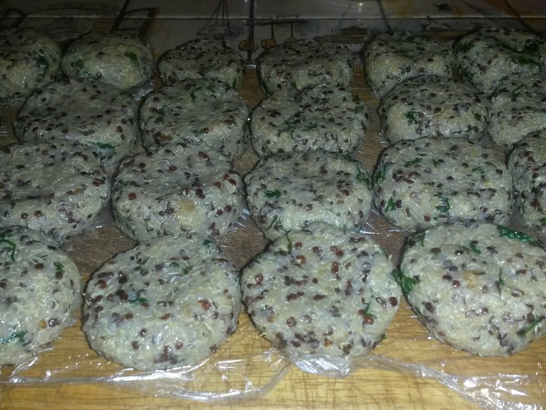 Котлетки из киноа, фунчеза с грибами и клубнично-банананово-шоколадный пирог на десерт