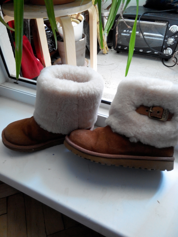 продаю угги(настоящие) на девочку 32 размер