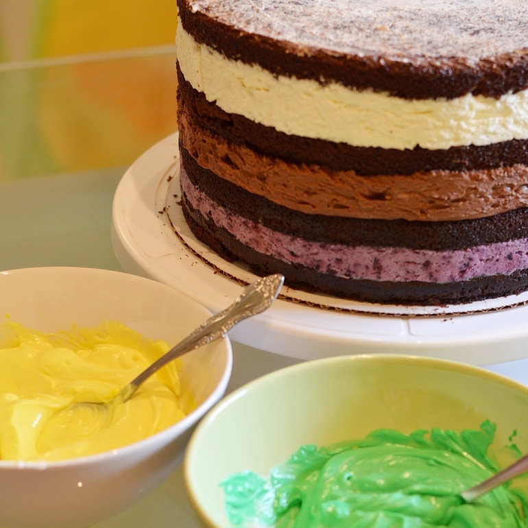 В торт между коржей. Бисквитный торт с разноцветным кремом. Крем для бисквитных коржей. Шоколадный бисквит с кремом чиз. Бисквитный торт с шоколадным кремом.