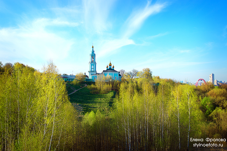 Церковь рождества в крылатском. Храм Рождества Богородицы в Крылатском. Церковь Рождества Пресвятой Богородицы в Крылатском. Храм Богородицы на Крылатских холмах.