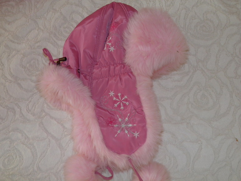 Шапки детские и взрослые.