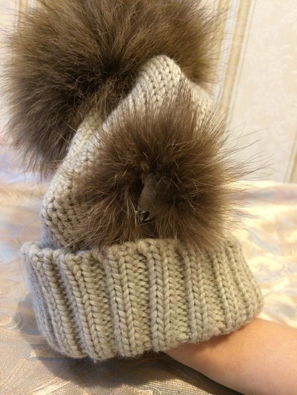 шапки регина 48-52 в идеале,шикарные помпоны,после сезона