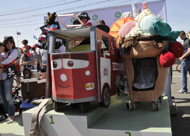 День защиты детей в Парке Горького. Парад колясок.