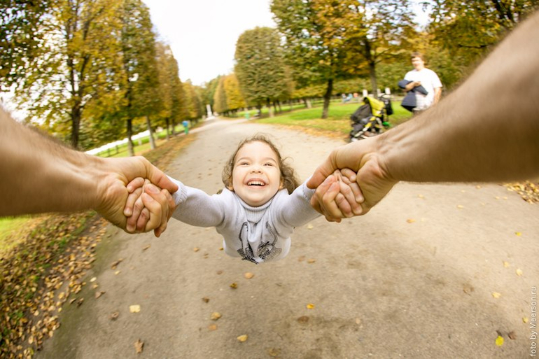 Девочки, кому интересна семейная фотосессия у замечательного фотографа!
