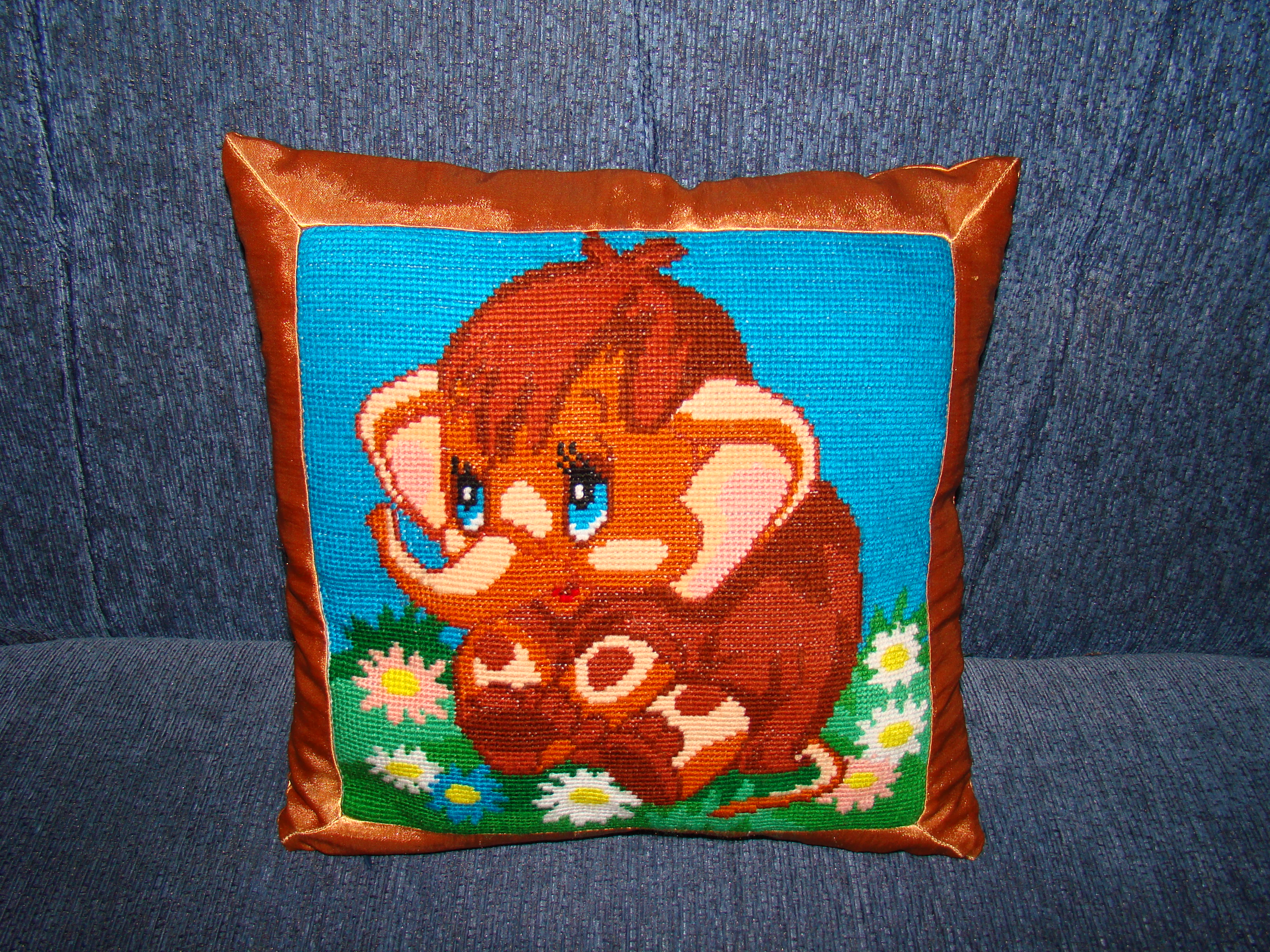 Новая подушечка - думочка и прошлый вышивальный год