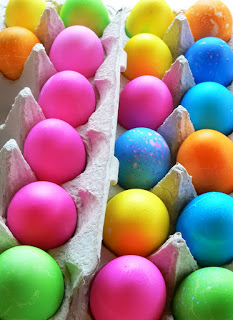 Окрашивание яиц к пасхе натуральными красителями.