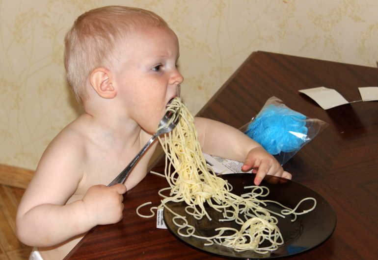 Как ест Мирос в свои 1,5-1,6