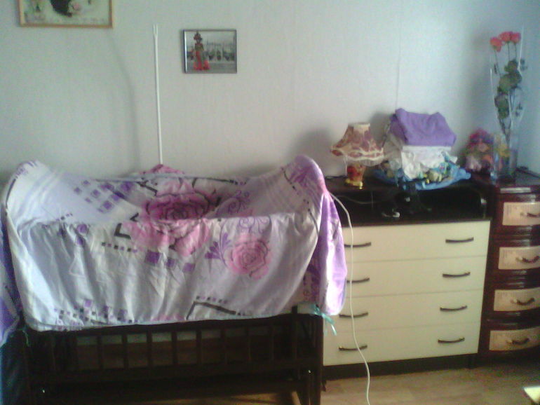 куда ставить кроватку и комоды.