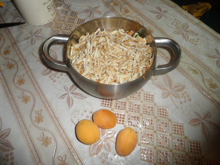 салат с копченой курицей и яичными блинчиками