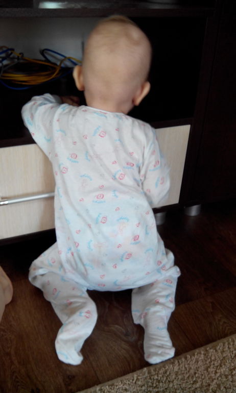 Встал на коленки)