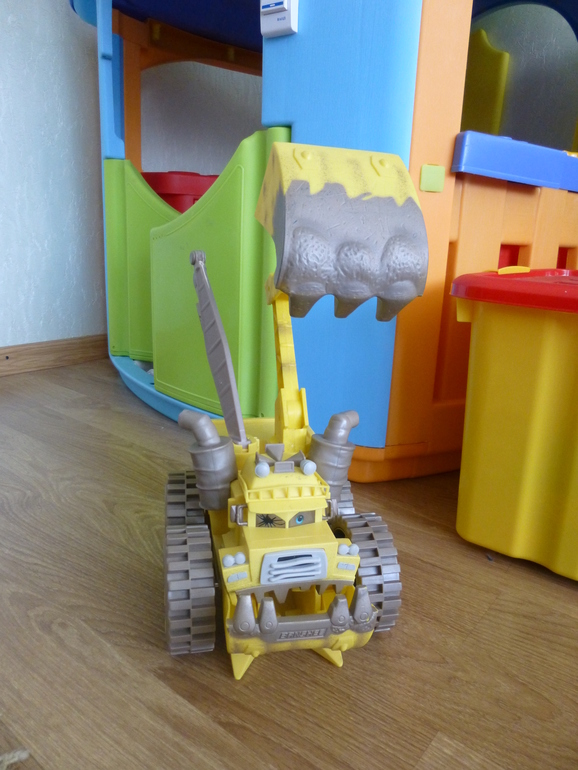 И так встречайте Screaming Banshee Tractor Diecast Car Eating M2281 (Disney Pixar Cars 2)