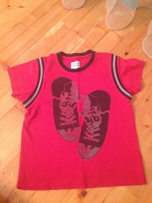 Футболки Moschino 18-24-1000р;Armani -3года-1300р;d&g 2-3 г-1700;голубая ck 1,5-2г-1000р...Рубашка gf ferre -3г-1500;цветная желтая 18-24 -1000р