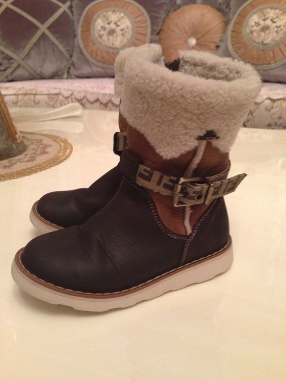 Сапожки fendi размер 26,состояние очень хорошее!!!!!цена 4500!!!!!!!!!!