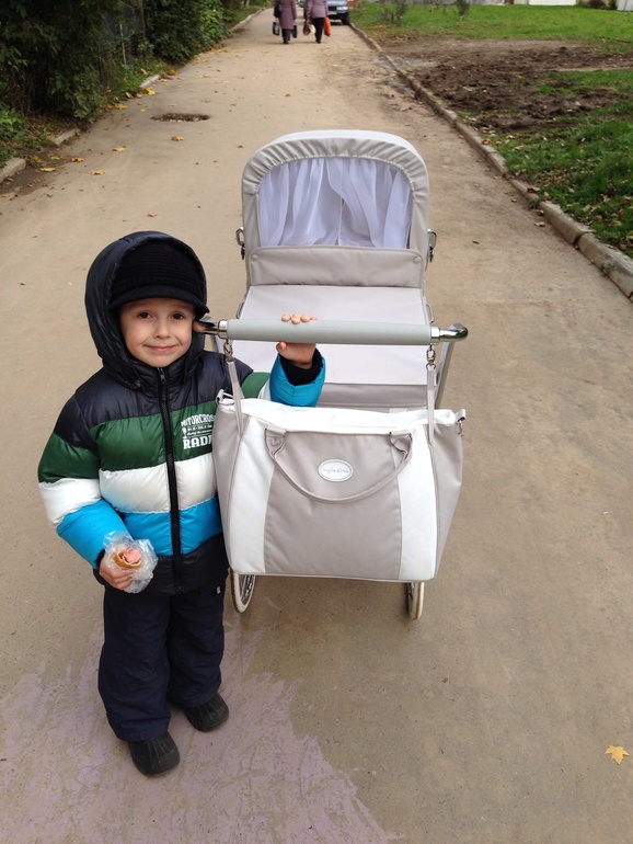 Братик гуляет с сестренкой)Мой помошник!