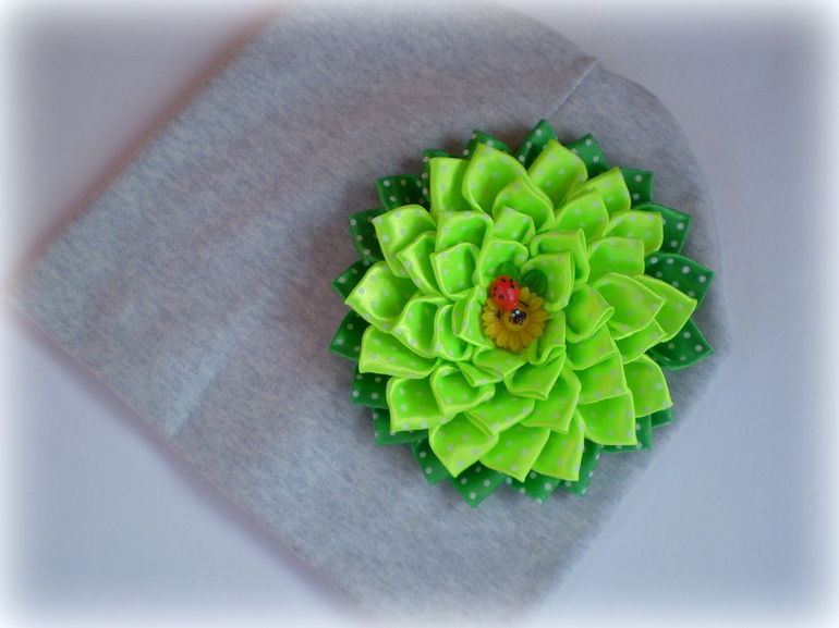 Детские трикотажные шапочки с цветами.