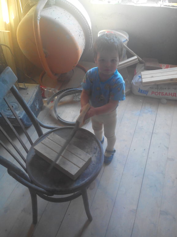 Егорка помогает папе по строительству))))