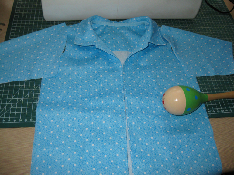 голубая в горошек