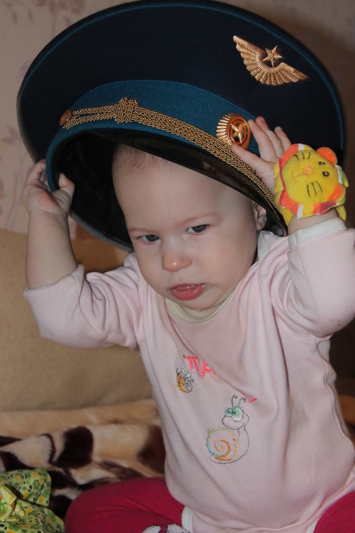 Начала ходить вдоль опоры,тянет ручки к поим рукам))