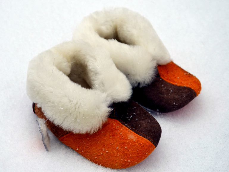 Обувь для дома и дачи меховые тапочки (чуни)