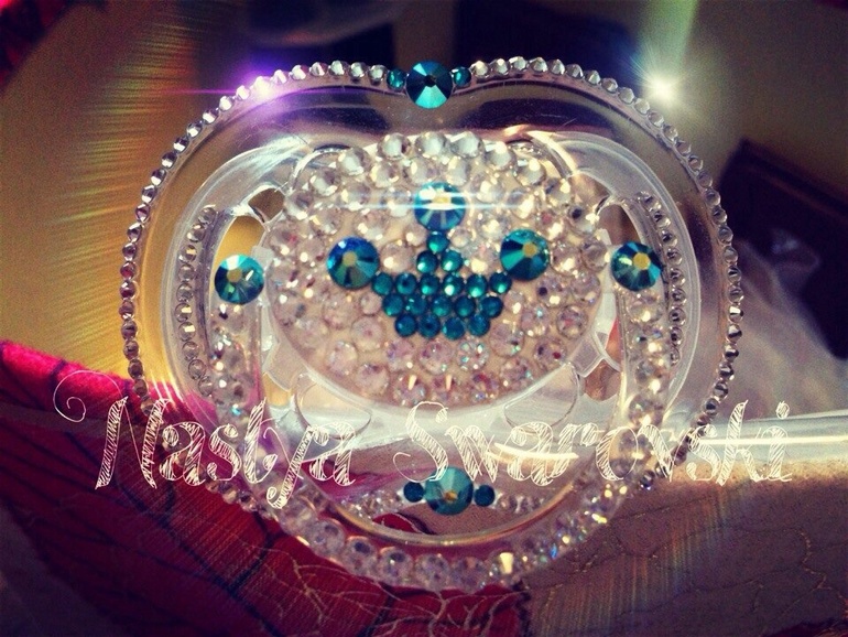 ИНКРУСТИРУЮ ПУСТЫШЕЧКИ СТРАЗАМИ SWAROVSKI :)