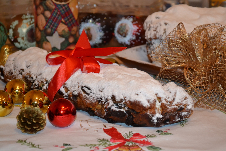 Traditional christmas. Католическое Рождество штоллен. Рождественский сочельник в Германии. Традиционные Рождественские угощения. Штоллен на Рождество в Германии.