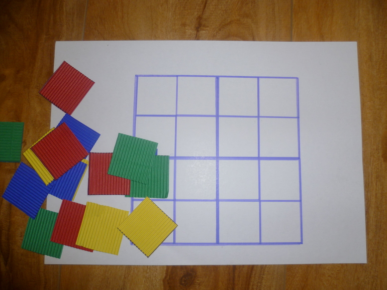 Игра квадрат 3. Игра разноцветные квадраты. Цветные квадратики игровое поле. Разноцветные квадраты дидактическая игра. Поле из квадратиков.