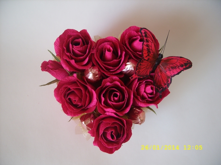 Ручной, горшочек и валентинка в корзинке.