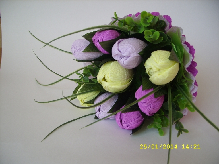 Ручной, горшочек и валентинка в корзинке.