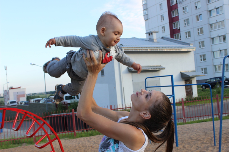 Никитка бежит за голубем))Да и фоточки с прогулки))