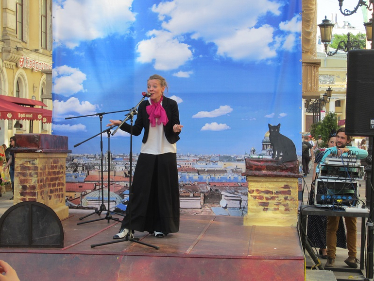 Книжный салон. День первый: улица Хармса.