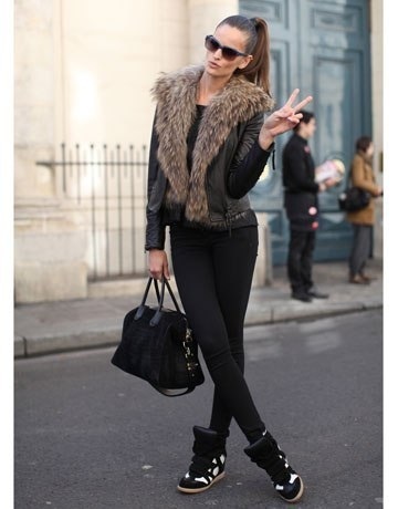 Куплю весеннюю кожаную куртку с меховым воротником!