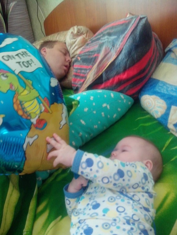 купили Лёльчику гелиевый шарик!