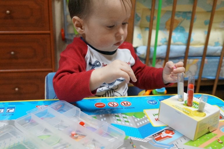 сортировка (раскладка бусин) в пробирки.